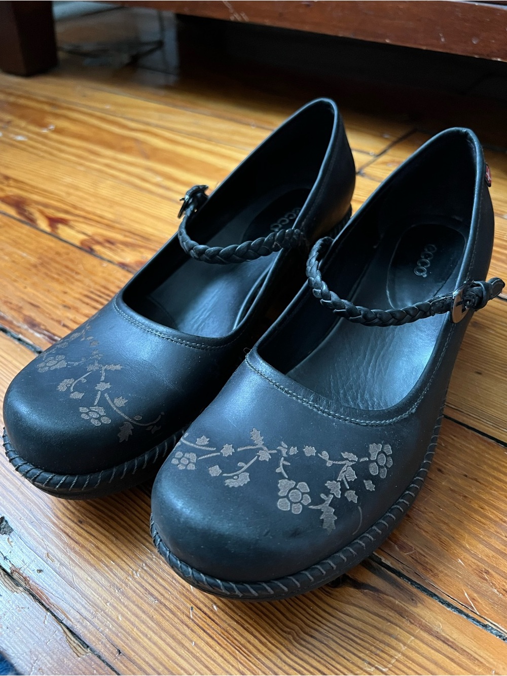 EUC — ECCO Black Mary Jane Clogs with Floral Detail (1990’s)